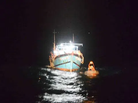 Cứu 13 ngư dân bị chìm tàu cá tại vùng biển Trường Sa